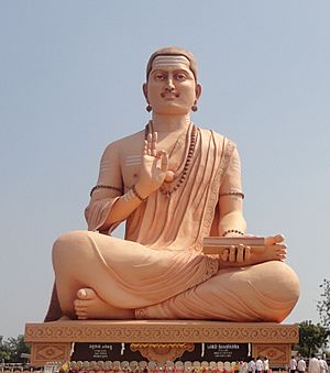 Archivo:Basava Gaint Statue 108 feet, Basava Kalyana