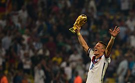Archivo:Bastian Schweinsteiger celebrates at the 2014 FIFA World Cup