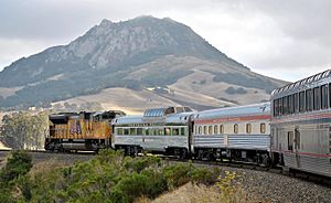 Archivo:Bishops peak from the Coast Starlight