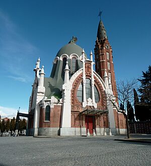 Archivo:Capilla del Cementerio de la Almudena (Madrid) 02