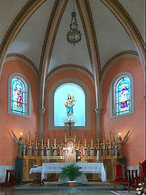 Archivo:Capilla mayor parroquia María Auxiliadora, Orense
