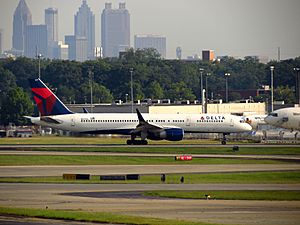 Archivo:Delta plane and Atlanta skyline