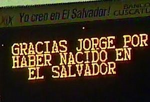 Archivo:EDEaD5jXkAAgDEG~2 2004 Con un partido de fútbol entre jugadores salvadoreños y del español Cádiz F. C. (3-3 goles), Jorge “Mágico” González recibe un homenaje en el estadio que lleva su nombre en la capital salvadoreña