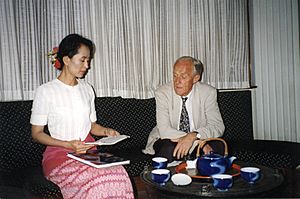 Archivo:Edgardo Boeninger en Myanmar junto a Aung San Suu Kyi