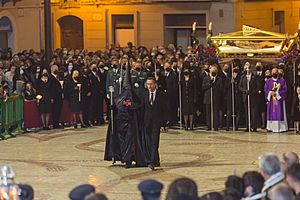 Archivo:El Hermano Mayor de la Cofradía de la Virgen de los Dolores de Elche y el Alcalde de Elche