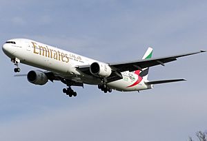 Archivo:Emirates.b777-300.a6-emv.arp