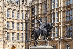 Archivo:Estatua de Ricardo I de Inglaterra, Londres, Inglaterra, 2014-08-07, DD 017