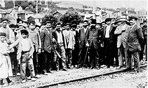 Archivo:Facundo Perezagua eta grebalariak, 1910
