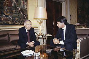 Archivo:Felipe González conversa con el primer ministro de Israel. Moncloa Pool. 24 de mayo de 1989)