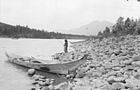 Archivo:First Nations girl fishing on the Skeena River, 1915
