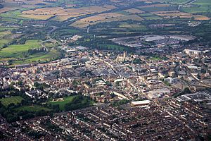 Archivo:Gloucester and its cathedral - geograph.org.uk - 1454853