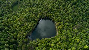 Archivo:Gosh Lake, Armenia