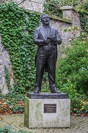 Archivo:John McCormack statue Iveagh gardens