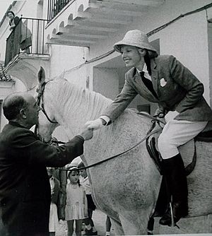 Archivo:La mujer de Mr. Lodge saludando al Alcalde Don Félix de la Cruz