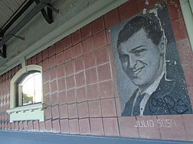 Archivo:Mural en homenaje a Julio Sosa en Banfield (Argentina), donde el cantante vivió.