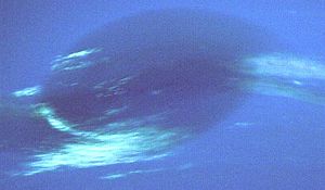 Archivo:Neptune's Great Dark Spot (cropped)