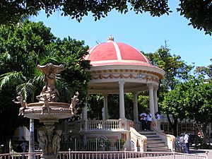 Archivo:Parque central, Granada, Nicaragua - panoramio