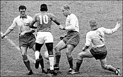 Archivo:Pelé vs swedish defenders 1958