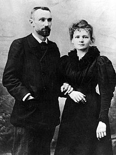 Archivo:Pierre Curie et Marie Sklodowska Curie 1895