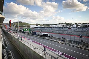 Archivo:Pit road 2017 United States GP (37291100844)