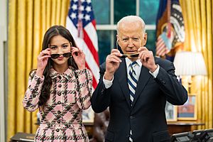 Archivo:President Joe Biden and Olivia Rodrigo