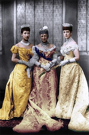 Archivo:Queen Alexandra with Queen Louise and the Duchess of Fife