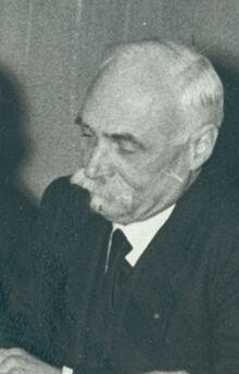 Réunion des doyens des facultés dans le bureau du recteur, décembre 1940. M. Bruhat M. Gidel M. Baudouin M. Carcopino M. Maurain M. Vendryès M. Damiens (cropped).jpg