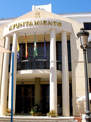 Archivo:Rincón de la Victoria - Plaza Al Ándalus y Ayuntamiento 3
