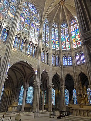 Archivo:Saint-Denis (93), basilique Saint-Denis, abside 3