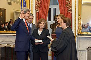 Archivo:Supreme Court Justice Kagan Swears in Secretary Kerry (1)