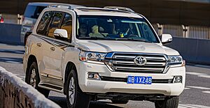 Archivo:TOYOTA LAND CRUISER 200 China