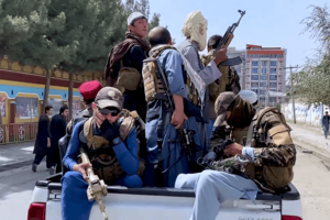 Archivo:Taliban Fighters in Kabul, August 17 2021 (cropped)