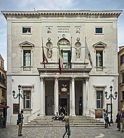 Archivo:Teatro La Fenice (Venice) - Facade
