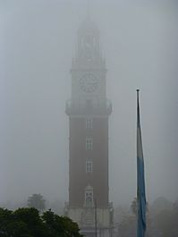 Archivo:Torre Monumental - Día neblinoso