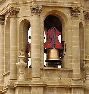 Archivo:Torre restaurada catedral pamplona