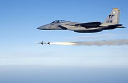 Archivo:USAF F-15C fires AIM-7 Sparrow