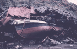 Archivo:Un barco fue arrojado por la ola del tsunami en una casa - Corral, Otoño 1960
