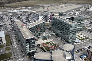 Archivo:Vienna International Airport from the Air Traffic Control Tower 17
