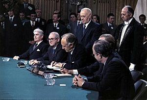 Archivo:Vietnam peace agreement signing