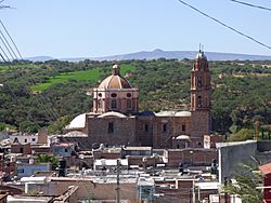 Vista lateral de la Parroquia de Nuestra Señora de los Dolores, Teocaltiche, Jalisco 02.jpg
