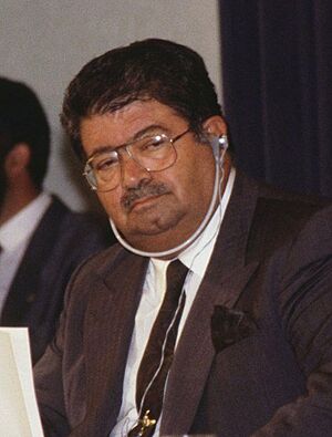Archivo:(Turgut Özal) Felipe González ofrece una rueda de prensa con el primer ministro de Turquía. Pool Moncloa. 15 de septiembre de 1989 (cropped)