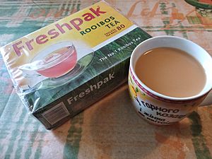 Archivo:Коробка з чаєм ройбуш у пакетах та заварений чай із молоком
