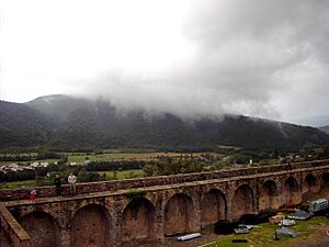 Archivo:01.Castillo de l'Aínsa - Muralla sur