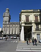 2016 Plaza de La Independencia columnas del Palacio Estévez y torre del Palacio Salvo en Montevido