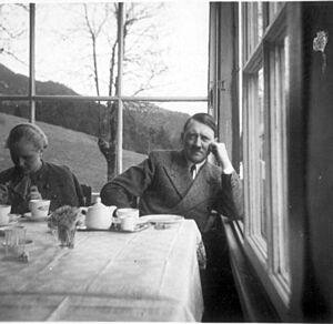 Archivo:Adolf Hitler taking tea with Eva Braun in Bavaria, April 1935 (2 of 5) (ID 242-EB-29-5H)