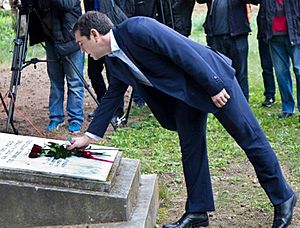 Archivo:Alexis Tsipras at the National Resistance Memorial, Kaisariani