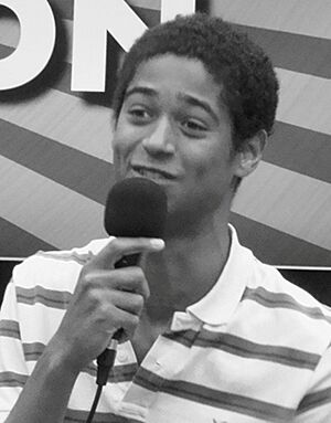 Archivo:Alfred Enoch 1
