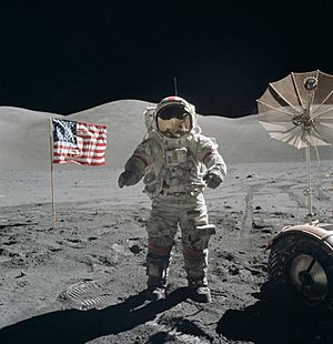 Archivo:Apollo 17 Cernan on moon