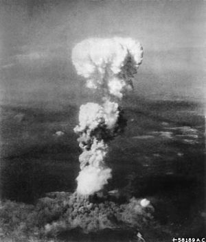 Archivo:Atomic cloud over Hiroshima - NARA 542192 - Edit