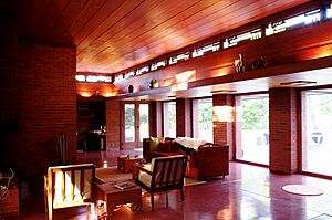 Archivo:Bernard Schwartz House interior (2010)